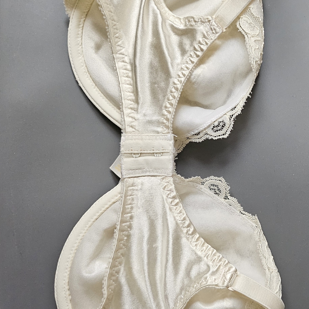 VS Gold Label Vintage Cream Lace Underwire Bra! Like NEW!! - Picture 5 of 16